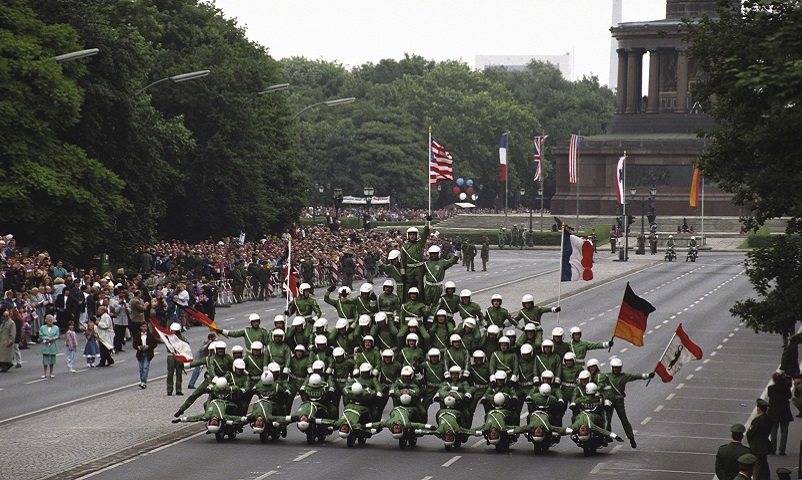 75 Berliner Polizisten bilden am 17.06.1994 auf der Straße des 17.Juni in Berlin auf neun Motorrädern eine fahrende Pyramide. Mit dieser artistischen Aufführung sichern sich die Akrobaten einen Eintrag in das Guinness-Buch der Rekorde. Foto: Peer Grimm +++(c) dpa - Report+++
